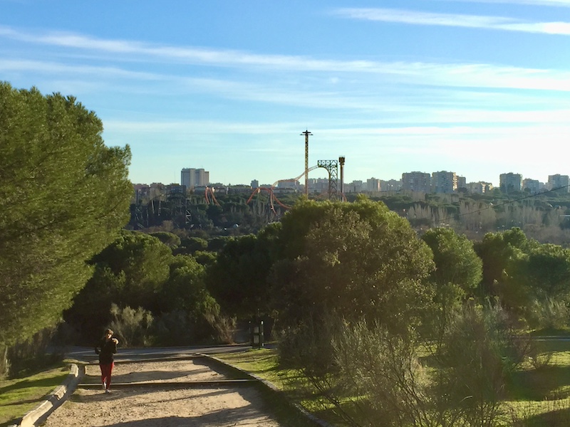 Casa del Campo met Pretpark Madrid in achtergrond