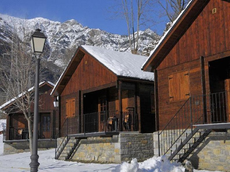 Bungalows op wintercamping Borda d'Arnaldet in de Spaanse Pyreneeën