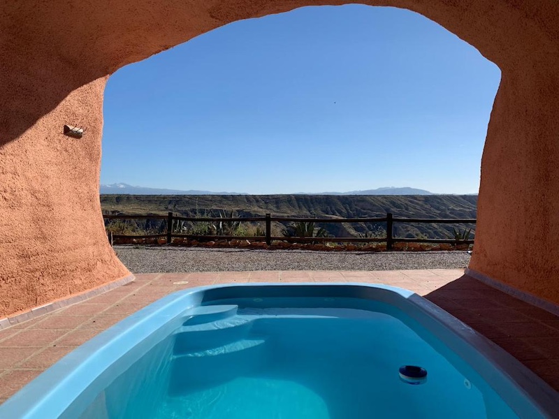 Privé zwembad in grotwoning van Cuevas Torriblanco in provincie Granada