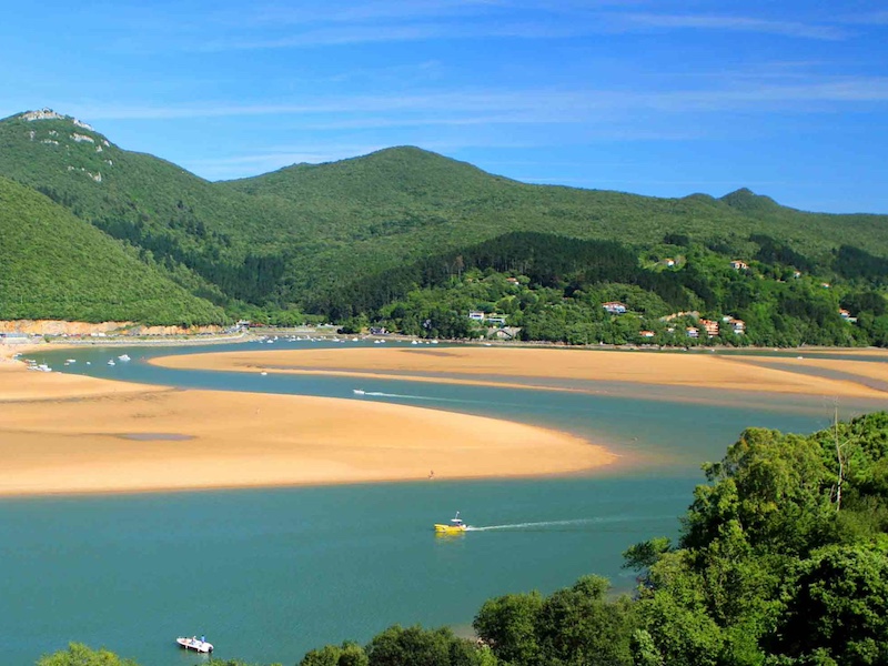 Strand bij Laida in Urdaibai (Noord-Spanje)