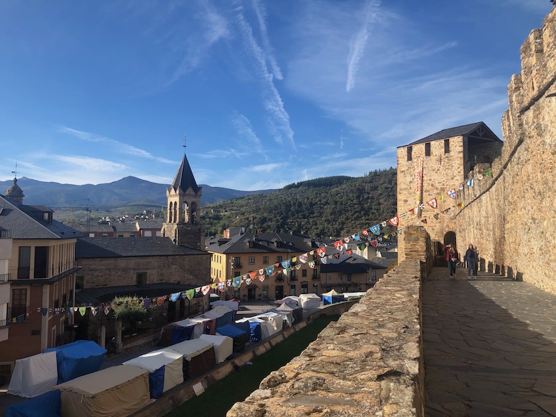 Ponferrada's Middeleeuwse markt gezien vanaf kasteel