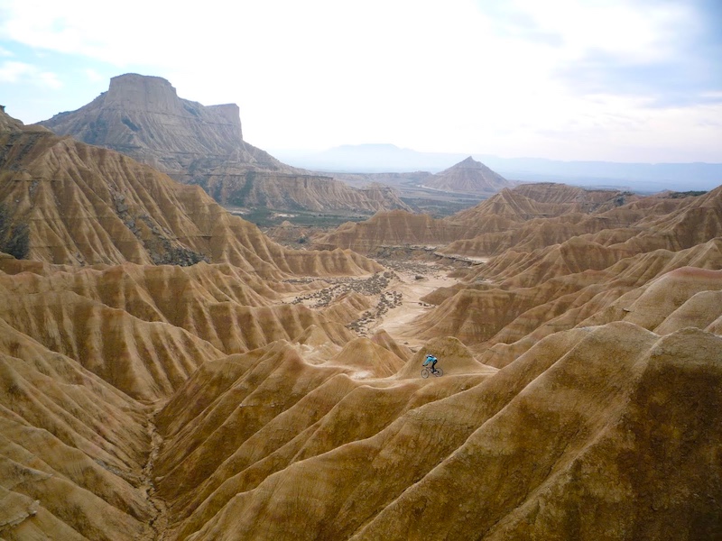 Fietsen in halfwoestijn Bardenas Reales (Navarra, Spanje)