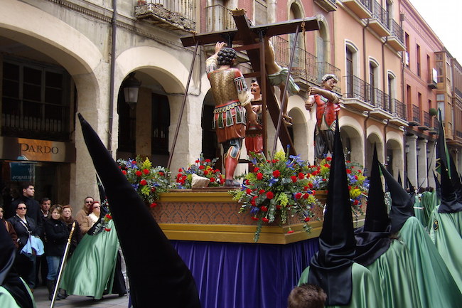 Het Ereccion de la Cruz beeld in de Semana Santa processie van Palencia (Midden Spanje)