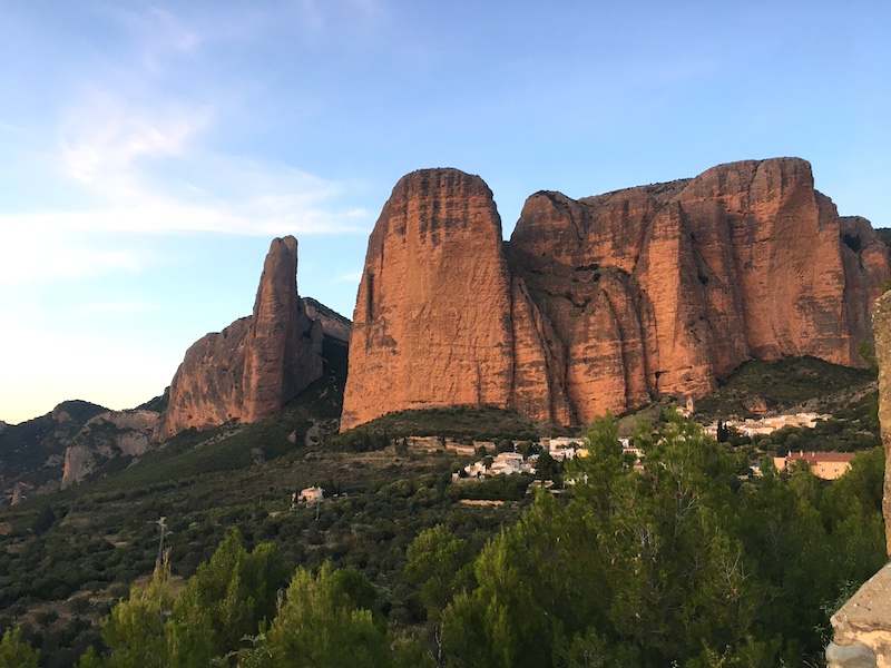 Riglos met op de achtergrond de Mallos de Riglos rotswanden