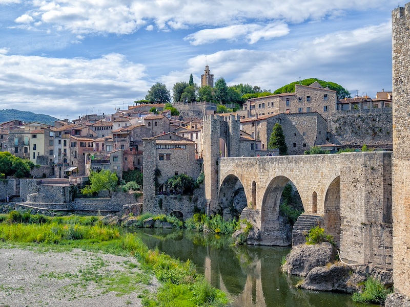 Pittoreske Middeleeuwse plaats Besalù in Catalonië