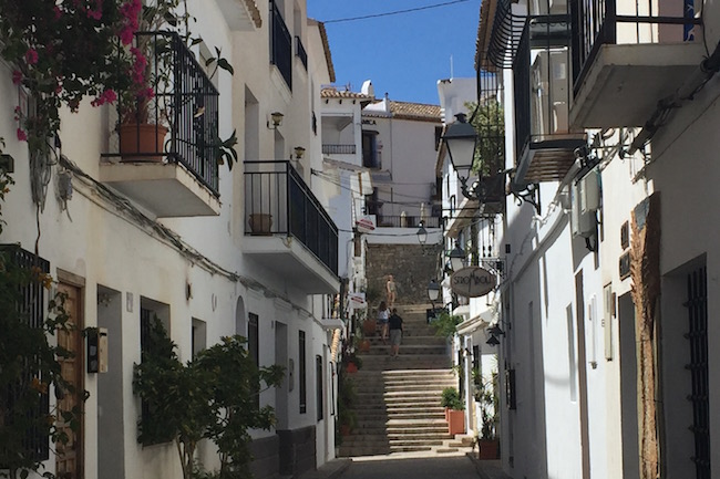 Een smal, stijl straatje in het historische witte dorpje Altea, op 15 minuten rijden van Calpe