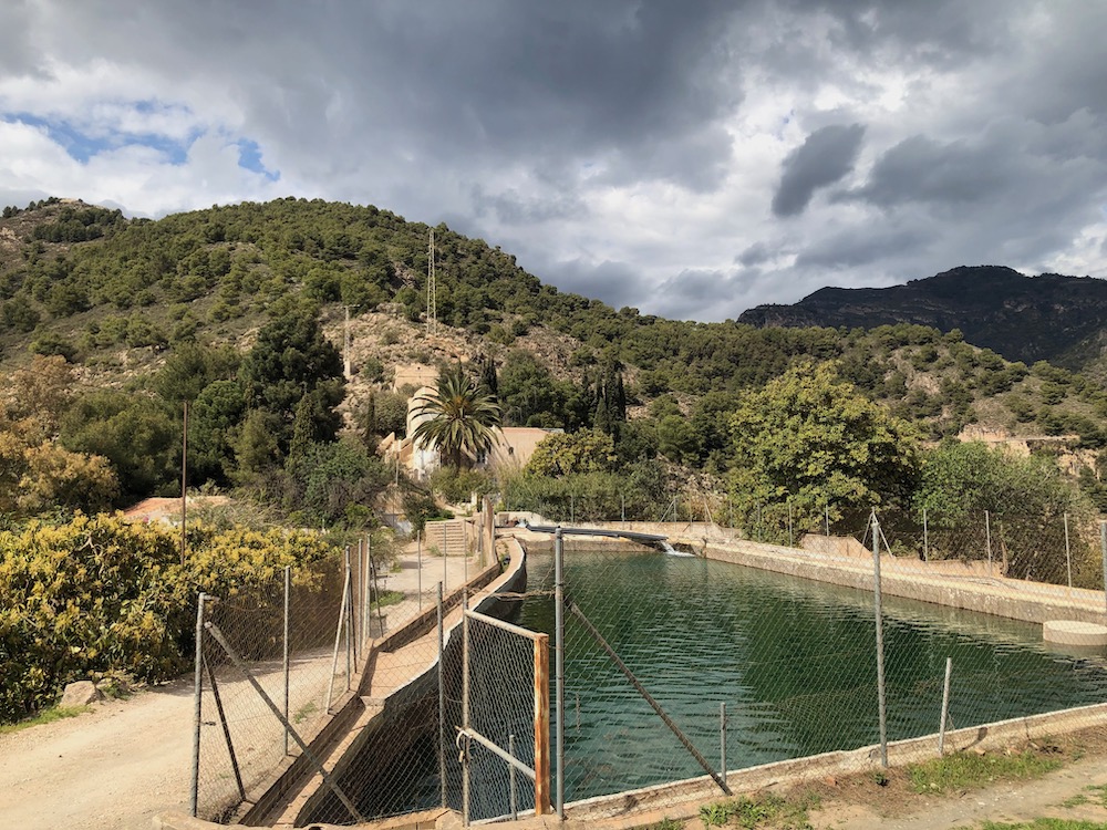 Waterreservoir boven Frigiliana: het begin-& eindpunt van wandelroute Caminito de Frigiliana