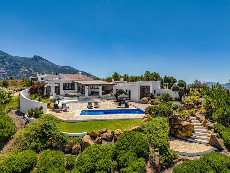 Casa Vista Serena kijkt uit op het Viñuela meer in de provincie Malaga (Andalusië)