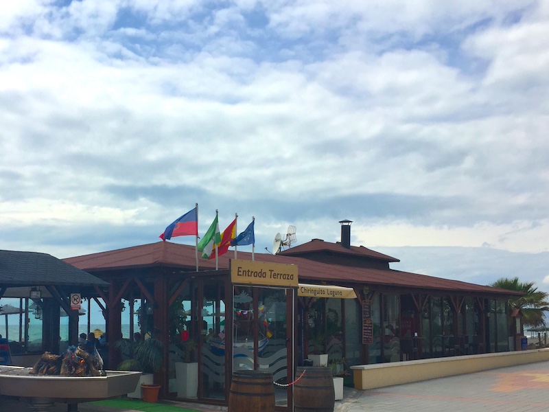 Een chiringuito aan het strand van Torrox