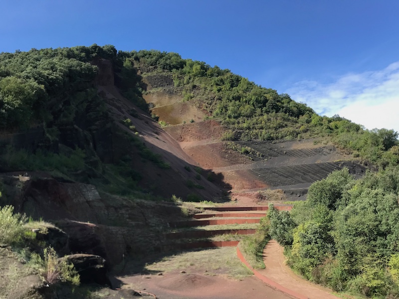 Gedeeltelijk afgegraven Croscat vulkaan in vulkaangebied La Garrotxa (Catalonië)