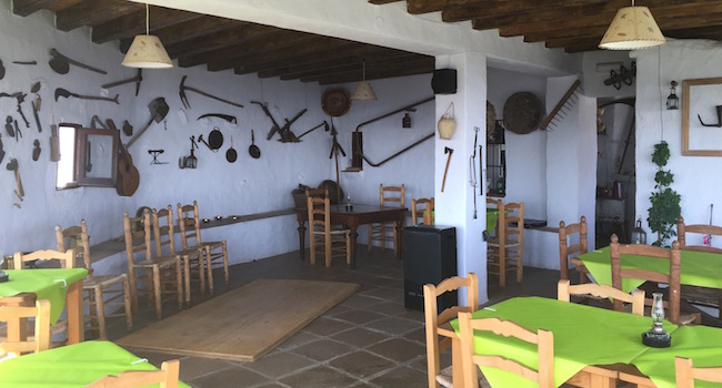 Het gezellige restaurant met Flamenco podium in restaurant La Venta de Frigiliana in de bergen van provincie Malaga