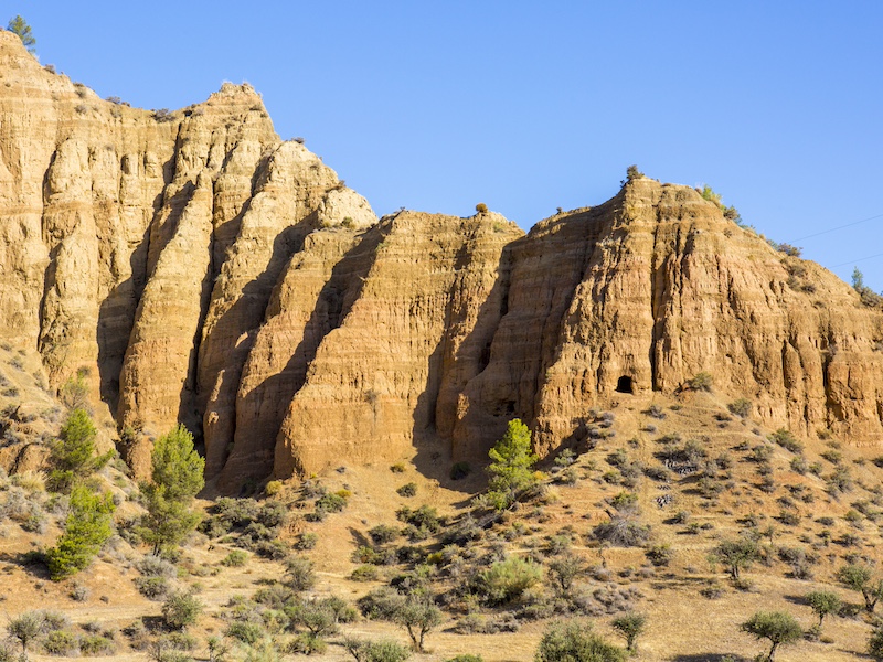 Geërodeerde rotsformaties in opgedroogde rivierbedding van Hoya de Guadix