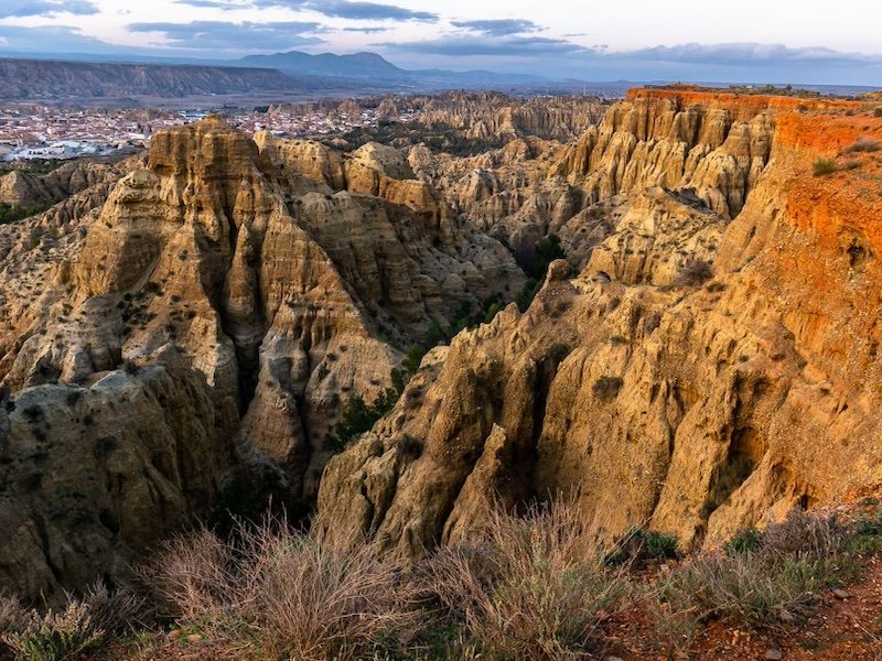 Geërodeerde rotsformaties in het Geopark van Granada