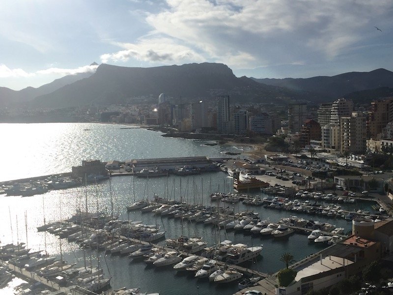 Uitzicht op de haven van Calpe vanaf de Peñon de Ifach