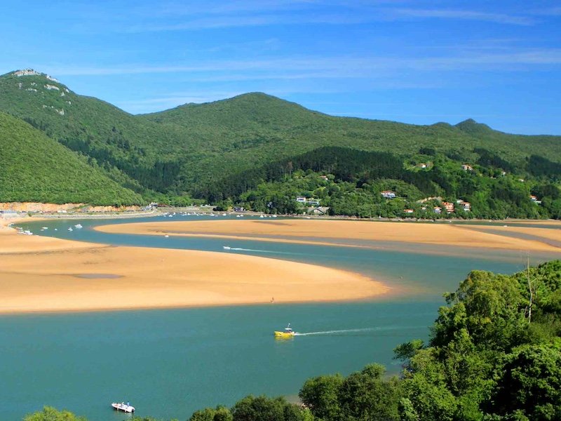 Strand bij Laida in Urdaibai (Noord-Spanje)