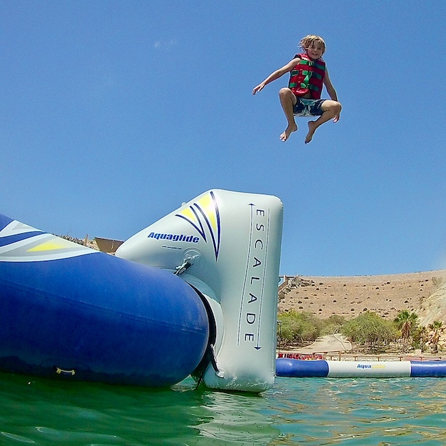 Springen vanaf waterparcours in watersportpark in Almería (Andalusië)