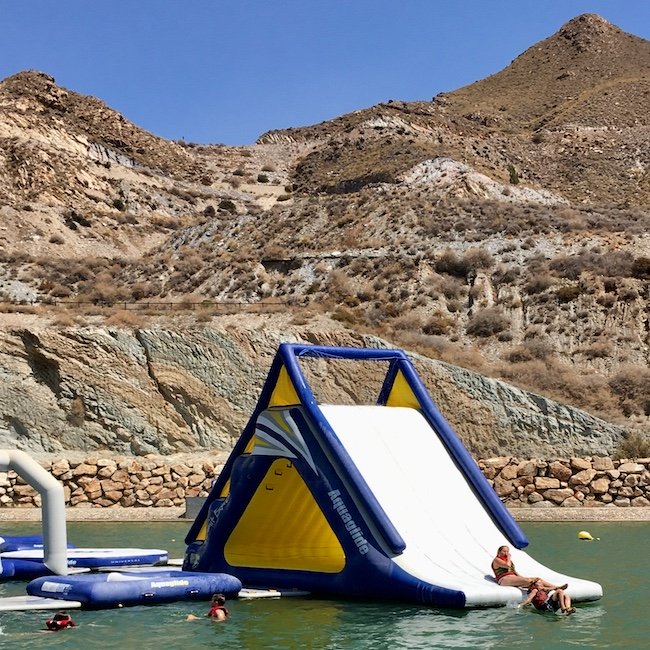 Glijden vanaf de Aquaglide in Lunar Cable Park (Almería)