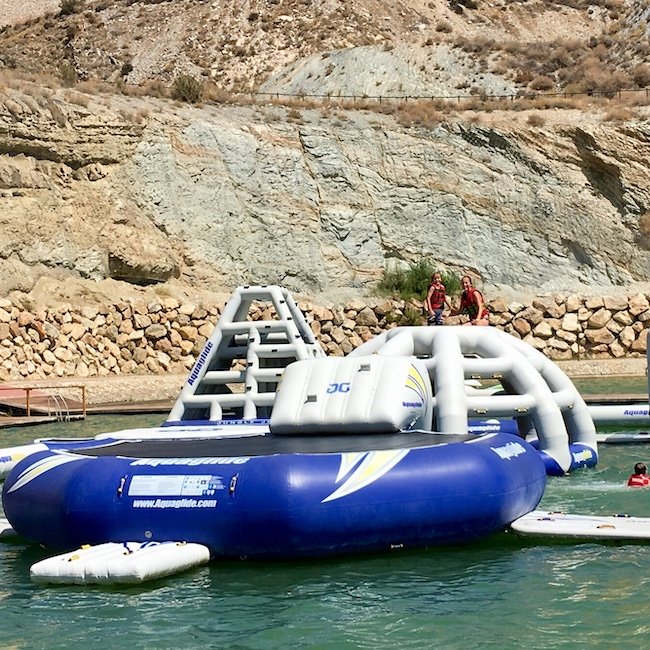 Trampoline en klimrek in watersportpark Lunar in Zuid Spanje