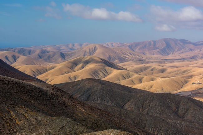 Glooiende heuvels gezien vanaf uitkijkpunt Mirador de Sicasumbre bij Pajara (Fuerteventura, Spanje)