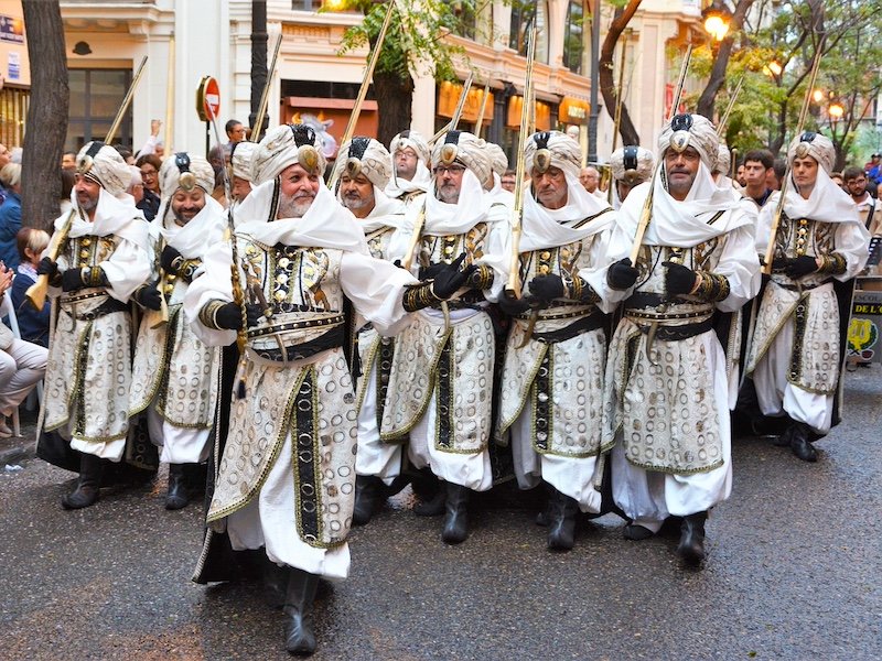 Moren in optocht tijdens Moros y Cristianos feesten in Spanje