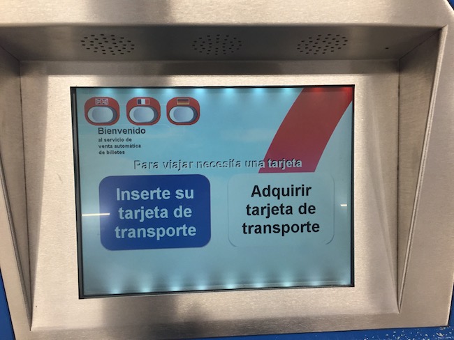 In de automaten van de metro stations kun je de OV-kaart van Madrid kopen en opladen