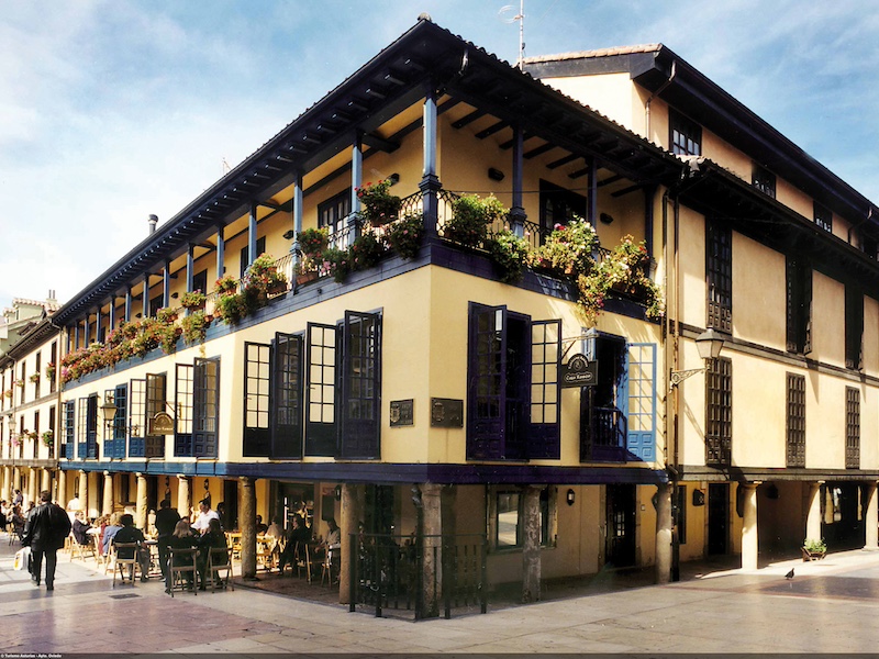 Leuke eetplekken op het gezellige Plaza del Fontán plein in Oviedo