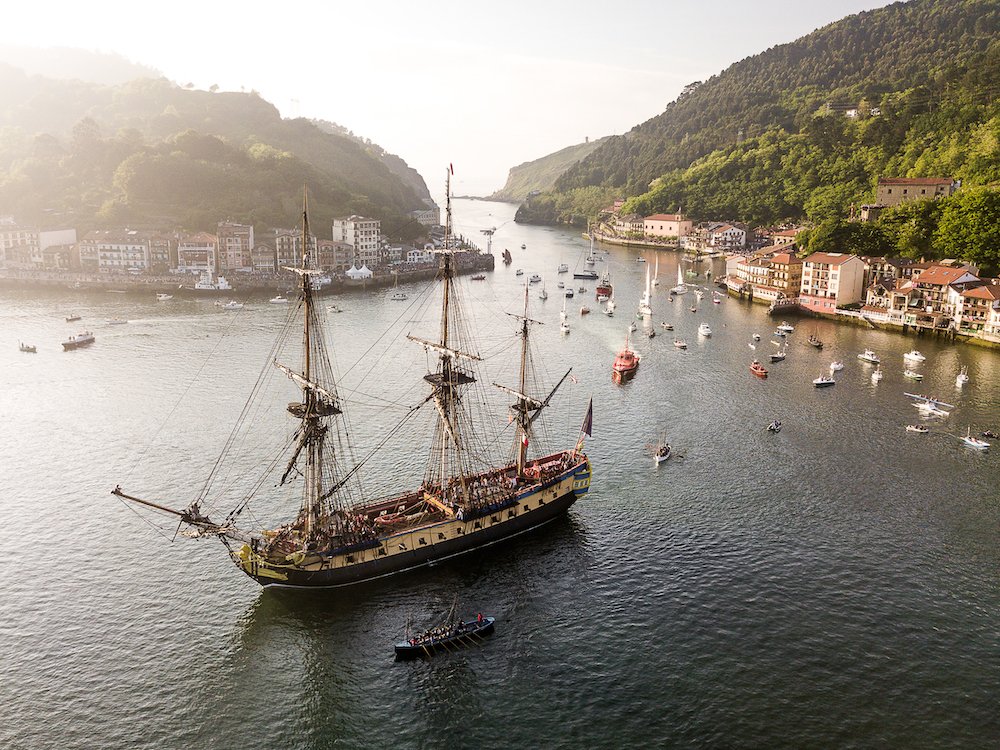 Boten in Pasaia (Noord-Spanje) tijdens het Pasaia Itsas Festibala