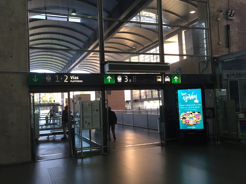 Toegang tot de perrons op treinstation Córdoba