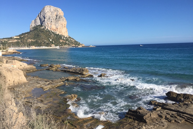 De Romeinse baños de la Reina aan het strand van Calpe