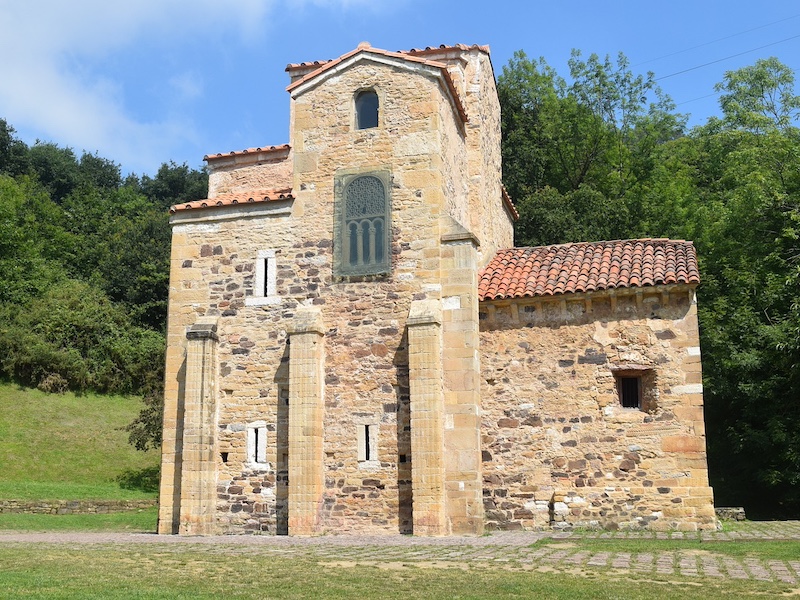 Pré-romaanse San Miguel de Lillo kerk in Oviedo