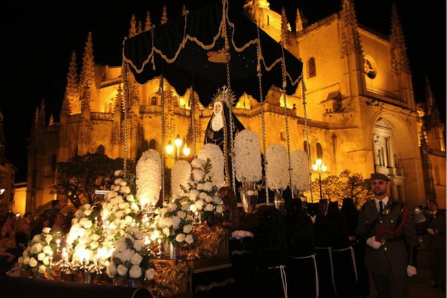 Een Mariabeeld voor de Kathedraal tijdens de Goede Week in Segovia (Midden Spanje)