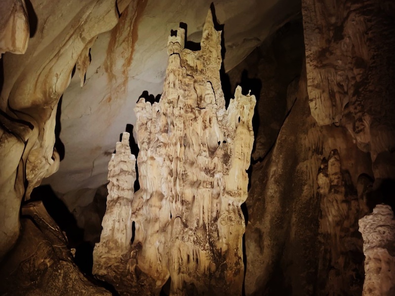 Gigantische stalagmiet in vorm van kasteel in Pileta grot