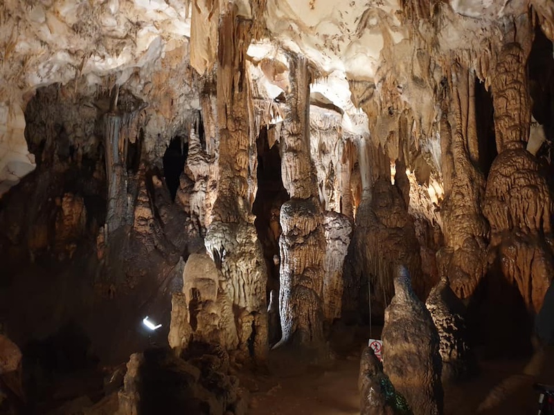 Stalagmieten en stalactieten in de prehistorische Cueva de la Pileta grot