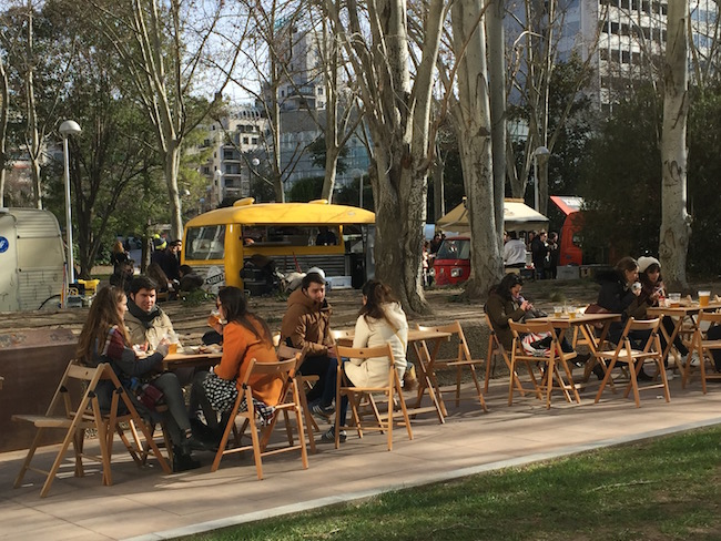 Een ontspannen sfeer bij de Food Trucks van Madrid