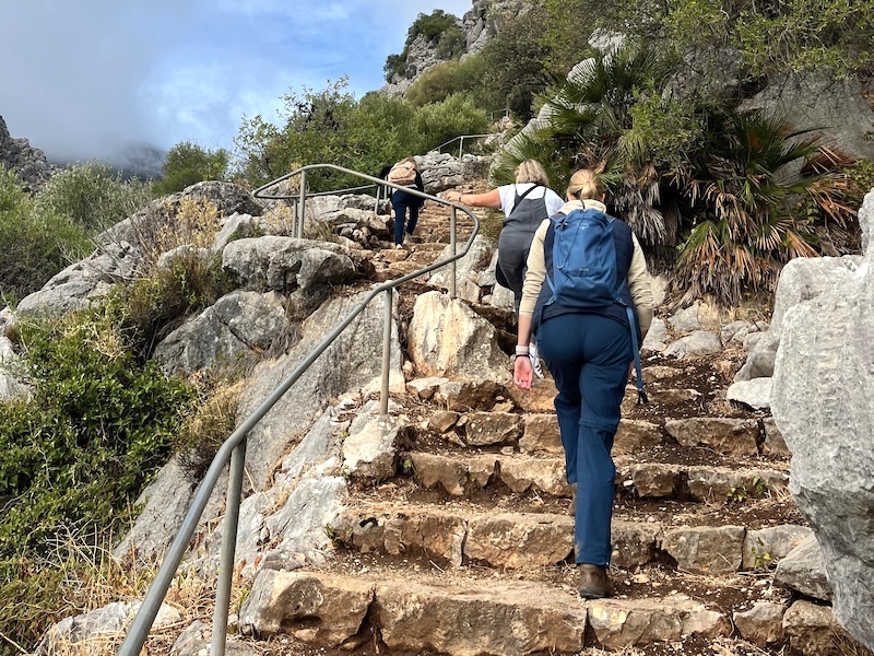 Trappen naar Cueva de la Pileta in Sierra de Grazalema