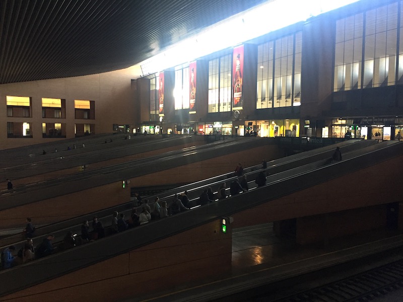 Rolbanden naar de perrons van treinstation Sevilla Santa Justa