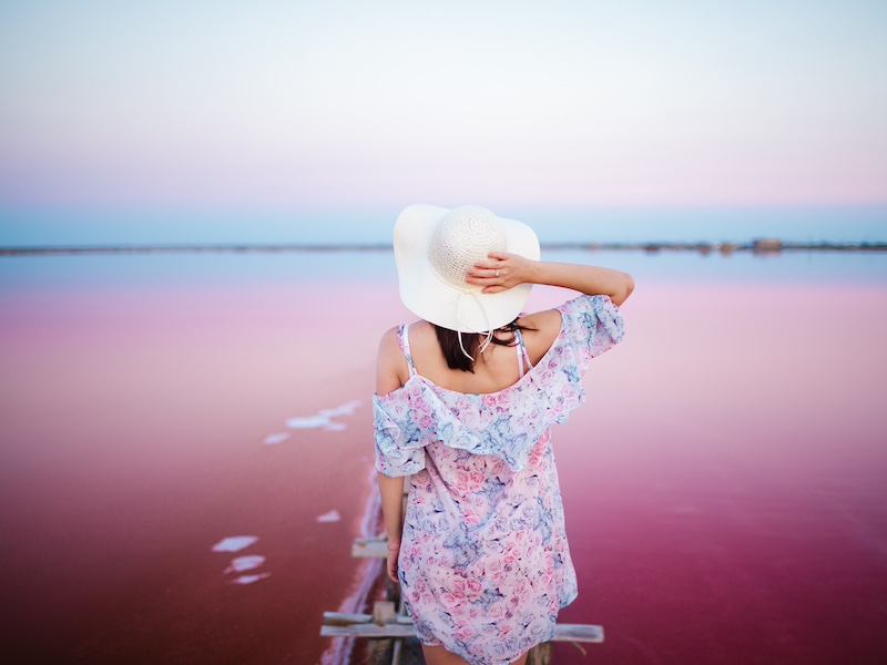 Uitkijken over het roze gekleurde zoutmeer van Torrevieja in Spanje