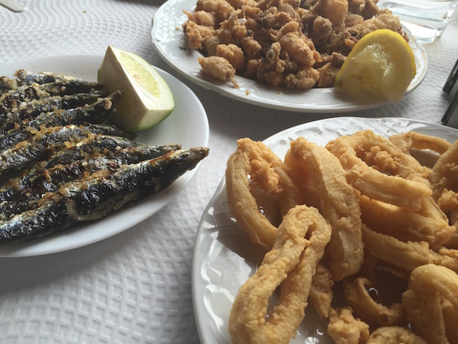 sardientjes, inktvisringen en mini octopus in chiringuito aan strand van Torrox (Zuid Spanje)