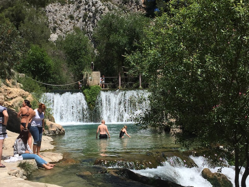 Zwemmen in de watervallen van Algar (regio Valencia)